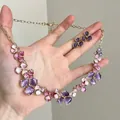 Detailansicht der Blumen-Halskette und passenden Ohrringe mit lila und rosa Emaille - Halskette Und Ohrring Set / Lila