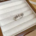 Vista detallada de anillo antiestrés de plata con cuentas de circón en caja - Estilo Fidget (HR3592HR3516HR3552) / Plateado