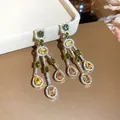 Nahaufnahme von eleganten Zirkon-Ohrhängern mit bunten Steinen und Silbernadeln. - 2# Silberstift Ohrringe Gold Grün Gelb (HR3105)
