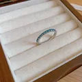 Primer plano detallado de un anillo fino de plata con circonitas verde menta. - Talla 6 / Estilo Pavé (HR3592HR3516HR3552) / Verde menta