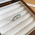 Primer plano de un anillo de plata con una fila de circonitas verde menta - Estilo Pavé (HR3592HR3516HR3552) / Verde menta