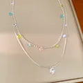 Primo piano di un'elegante collana a due strati con frange di zirconi colorati e catena argento - Stile Nappa a Doppio Strato / Argento - Arcobaleno