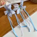 Gros plan d'une pince à cheveux fleur en tissu bleu avec dentelle et strass - Pinces à cheveux bec de canard / Bleu