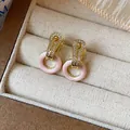 Detailansicht von 14k vergoldeten Creolen mit Zirkonia und rosa Emaille-Kreisen. - Runder Creolen / Gold, Rosa