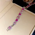 Nahaufnahme eines eleganten Armbands mit rosa Kristallen in einer Schmuckschatulle - Armband (2) / Silber-Rosa