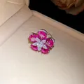Makroaufnahme eines leuchtend rosa Zirkonia-Blumenrings in einer beigen Schmuckschatulle - Ring (4) / Silber-Rosa
