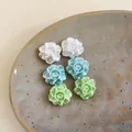 Dettaglio di orecchini a lobo a forma di rosa in resina perlata bianca, blu e verde - Set Rose 3D / Set da 6 paia / White/Blue/Green