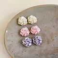 Vista dettagliata di orecchini a lobo rosa in resina in crema, rosa e viola. - Set Rose 3D / Set da 6 paia / Bianco/Rosa/Viola