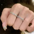 Zierlicher Zirkon-Spitzenring am Finger, eleganter Vintage-Schmuckstil - Silber