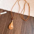 Détail d'un collier pendentif goutte tissé à la main avec perle en bois et cordon marron - Style Tissé en Goutte d'Eau (HN12387) / Marron