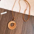 Détail du collier bohème en rotin avec perle en bois et cordon en cuir marron tressé - Style Anneau Creux (HN12388) / Marron