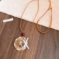 Collier pendentif chapeau de paille bohème fait main avec perle rouge et cordon cuir - Style Chapeau de Paille en Rotin (HN12388) / Marron