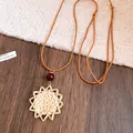 Détail du collier bohème avec pendentif fleur en rotin tressé et perle de bois rouge - Style Tissé en Étoile (HN12387) / Marron