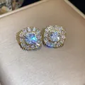 Dettaglio di orecchini a lobo quadrati in zircone scintillante con placcatura oro. - Oro