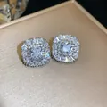 Primo piano di eleganti orecchini a lobo quadrati in zirconia scintillante, finitura argento. - Argento