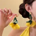 Detailansicht der übergroßen gelben Stoffblumenohrringe mit strukturierten Goldsteckern - Stil mit Silber-Ohrstecker / Gold Spleißen Gelb