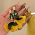 Boucles d'oreilles pendantes en tissu jaune surdimensionnées avec détails de feuilles vertes - Style Fleur / Jaune