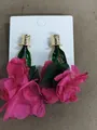 Boucles d'oreilles fleurs en tissu rose avec feuilles vertes et clous dorés chic - Style Fleur / Rose rouge