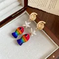 Dettaglio di orecchini stile vacanza con conchiglia, stella marina e pendente a forma di pesce - Bianco/Multicolore