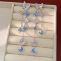 Eleganti orecchini a nappa a farfalla in argento con zirconi rosa e blu scintillanti - Nappina Lunga a Farfalla (HE34090) / Argento-Rosa-Blu