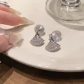 Primo piano di eleganti orecchini a clip a ventaglio con zirconi e placcatura in oro 18 carati. - Orecchini a clip / Argento