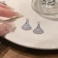 Vista dettagliata di orecchini a ventaglio con zirconi su un piatto - Stile Perno in Argento / Argento