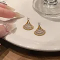 Dettaglio di orecchini a clip a ventaglio placcati in oro con zirconi scintillanti - Stile Perno in Argento / Oro