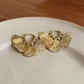 Elegante goldene Ginkgoblatt-Ohrringe mit detaillierter metallischer Texturansicht - Ginkgoblatt Fächer / Gold