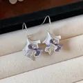 Vista macro dettagliata di eleganti orecchini a foglia pieghettata con smalto viola a goccia - Stile a Gancio / Argento Blu