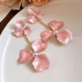 Detailansicht der rosa Emaille-Blumenohrringe mit weißen Perlen auf goldenem Stab. - Stahlnadel-Stil / Rosa