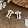 Eleganti orecchini a perno a fiocco in pizzo bianco con ago d'argento e pietra rosa - Stile Perno in Argento / Argento