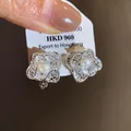 Eleganti orecchini a fiore in argento con perla bianca su cartoncino bianco - Orecchini a clip / Argento