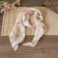 Dettaglio ravvicinato di sciarpa in chiffon a quadri con delicati toni rosa e verde - Quadri Multicolore