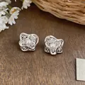 Eleganti orecchini a lobo a fiore in argento con perla e pietre stile minimalista - Stile Perno in Argento / Argento