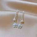 Eleganti orecchini lunghi con nappe, perle e fiori blu su sfondo di seta - Stile Con Nappa Lunga (HE33908-1) / Blu/Argento