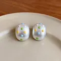 Pendientes de botón ovalados de plata mate con diseño de esmalte de lunares - Plateado (Lunares de Colores)