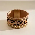 Gedetailleerde close-up van de luipaardprint textuur en de metalen magneetsluiting van de armband - Leren Gevlochten Luipaard Armband (6269371922364) / Goudbruin