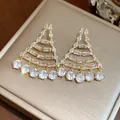 Macro di orecchini placcati in oro 18k con zirconi scintillanti e design a ventaglio elegante - Stile Nappa Geometrica (HE31465) / Oro
