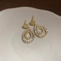 Eleganti orecchini a doppia goccia placcati in oro 18K con pavé di zirconi cubici lucidi - Oro