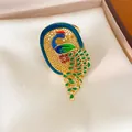 Primo piano di anello pavone placcato oro 18 carati con smalto e dettagli filigranati - Stile Pavone Ovale con Nappa (HR3627) / Aperto Regolabile / Oro-Verde