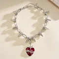Dettaglio collana a catena con punte argento e ciondolo a cuore di spine rosso punk - Rosso