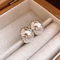 Vue détaillée des boucles d'oreilles vintage en forme de C avec texture tressée - Argent (Silver Earring Post)