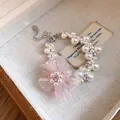 Vue détaillée d'un bracelet en perles avec une fleur en mousseline rose et cristaux - Bracelet Fleur en Chiffon et Perles / Blanc-Rose