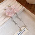 Détail de boucles d'oreilles pendantes en mousseline rose avec perles et cristaux - Boucles d'Oreilles Fleur en Chiffon à Franges / Aiguille en argent / Blanc-Rose