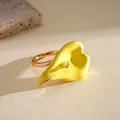 Primer plano detallato de un anillo de flor de cala de esmalte amarillo y dorado - Amarillo