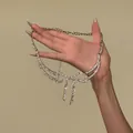 Vista a mano della collana con fiocco in strass scintillanti e nappe - Collana / Argento