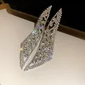 Vue détaillée de boucles d'oreilles à pampilles argentées avec strass. - Argent
