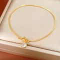 Detailansicht eines 18k vergoldeten Schlangenketten-Armbands mit rundem Zirkon-Anhänger. - Runder Anhänger (HB6046) / Gold