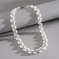 Gros plan d'un collier à double rangée de perles de verre avec fermoir magnétique. - Style Européen Multi-couches (HN12663) / Blanc
