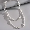 Vue détaillée d'un élégant collier à deux rangs avec perles de verre et billes argentées. - Style Premium Magnétique Double Couche (HN12661) / Blanc